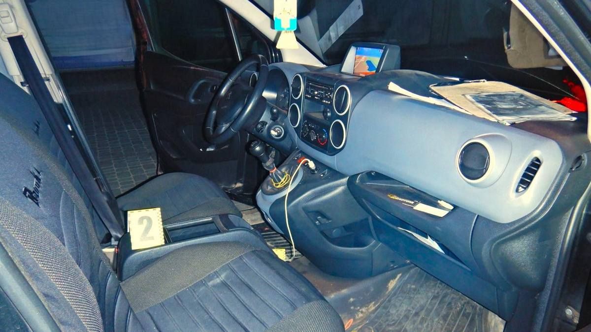 У мешканця Городенківщини вночі біля АЗС викрали авто 2