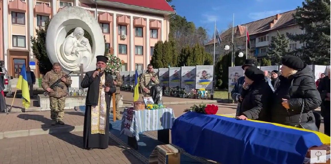 У Косові віддали данину шани полеглому воїну Василю Дідківському 5