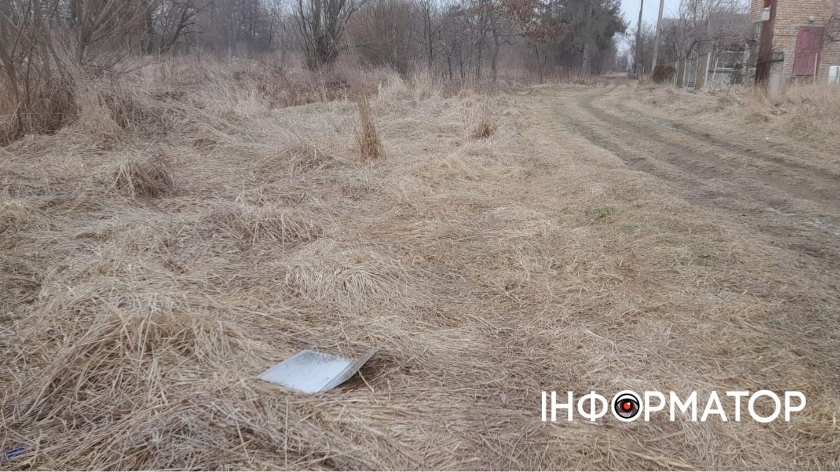 Невідомі відірвали і викинули табличку щодо переваги ЗСУ біля джерельця у П'ядиках 2