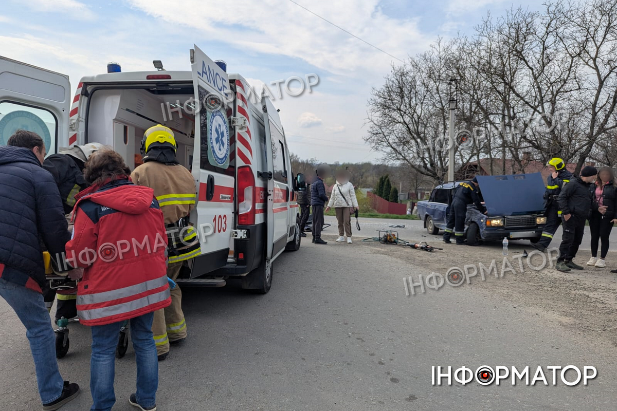 Двох людей доставили у лікарню: деталі автопригоди у Снятині