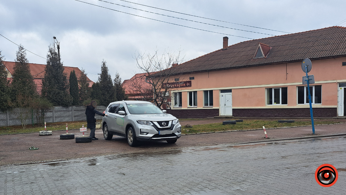 Паркування, де завгодно: одразу два водія порушили ПДР неподалік автостанції 3