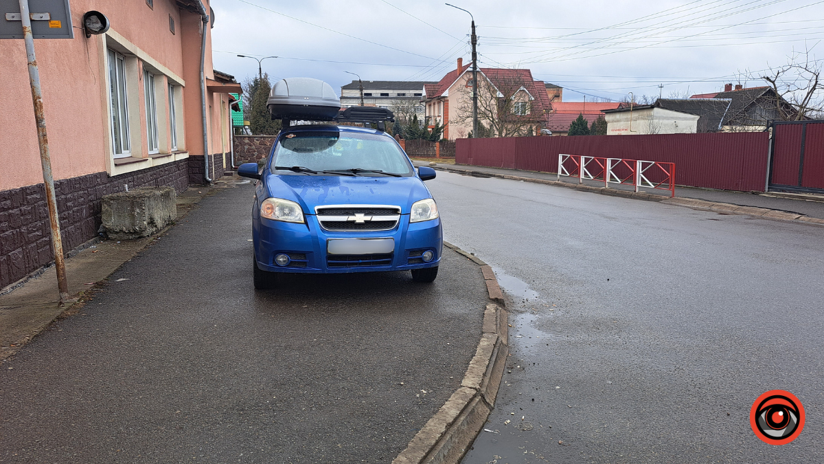 Паркування, де завгодно: одразу два водія порушили ПДР неподалік автостанції 1