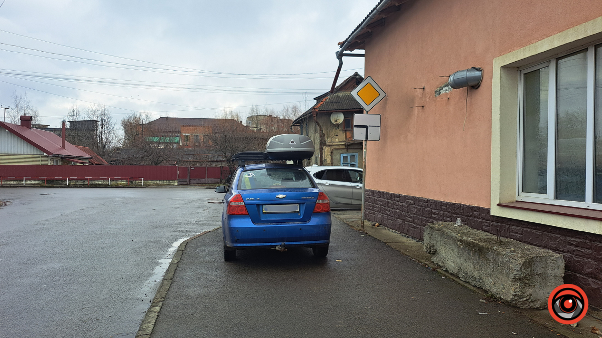 Паркування, де завгодно: одразу два водія порушили ПДР неподалік автостанції 2