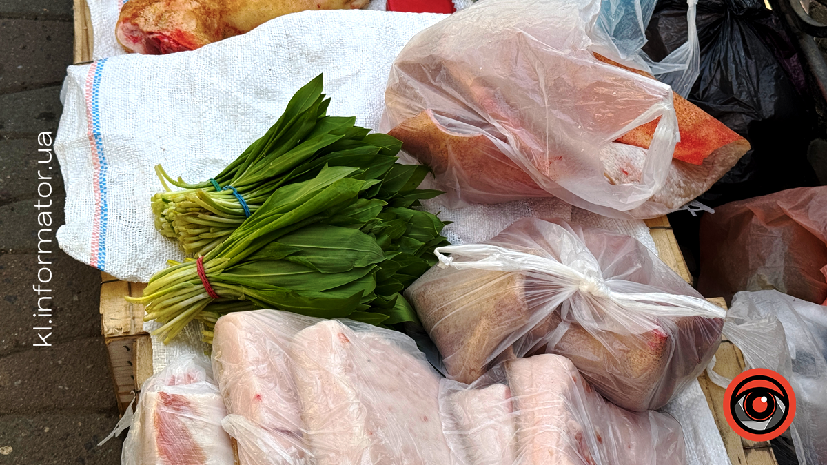 Скільки коштує червонокнижна черемша на ринку в Коломиї 2