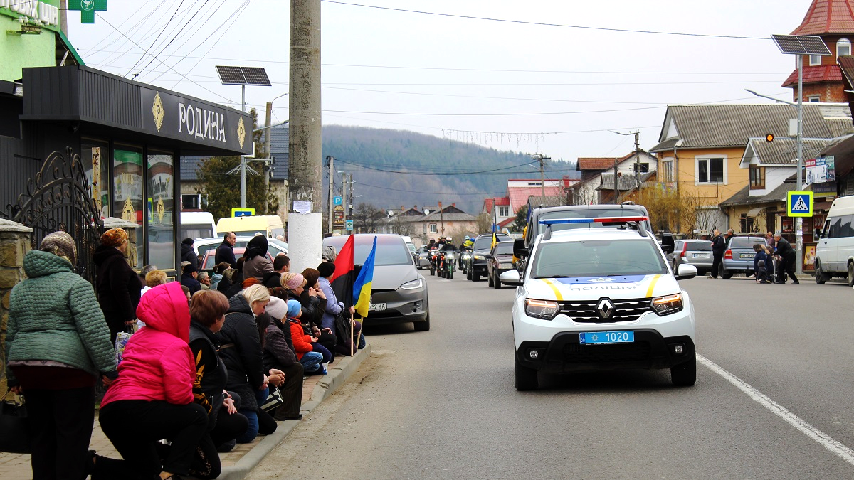 У Делятині зустріли скорботний кортеж з тілом воїна Олександра Уманця 2