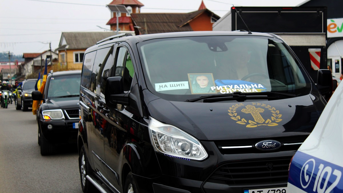 У Делятині зустріли скорботний кортеж з тілом воїна Олександра Уманця