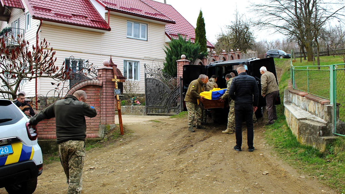 У Делятині зустріли скорботний кортеж з тілом воїна Олександра Уманця 3