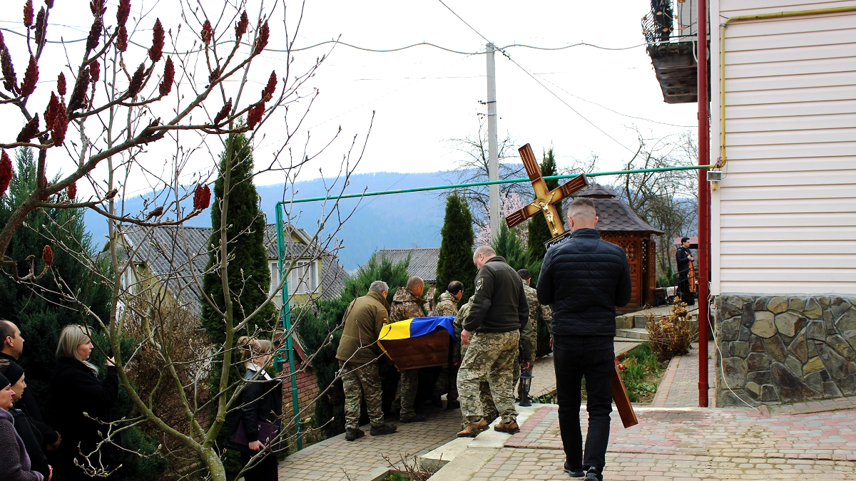У Делятині зустріли скорботний кортеж з тілом воїна Олександра Уманця 4