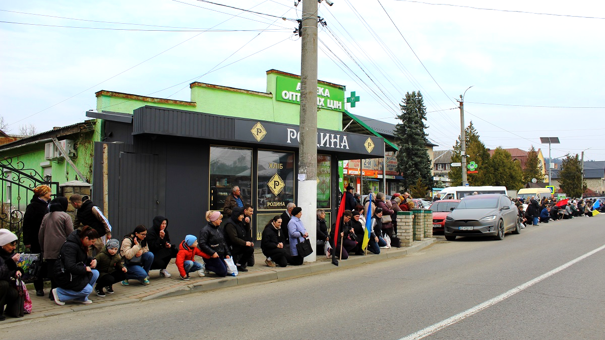 У Делятині зустріли скорботний кортеж з тілом воїна Олександра Уманця 1