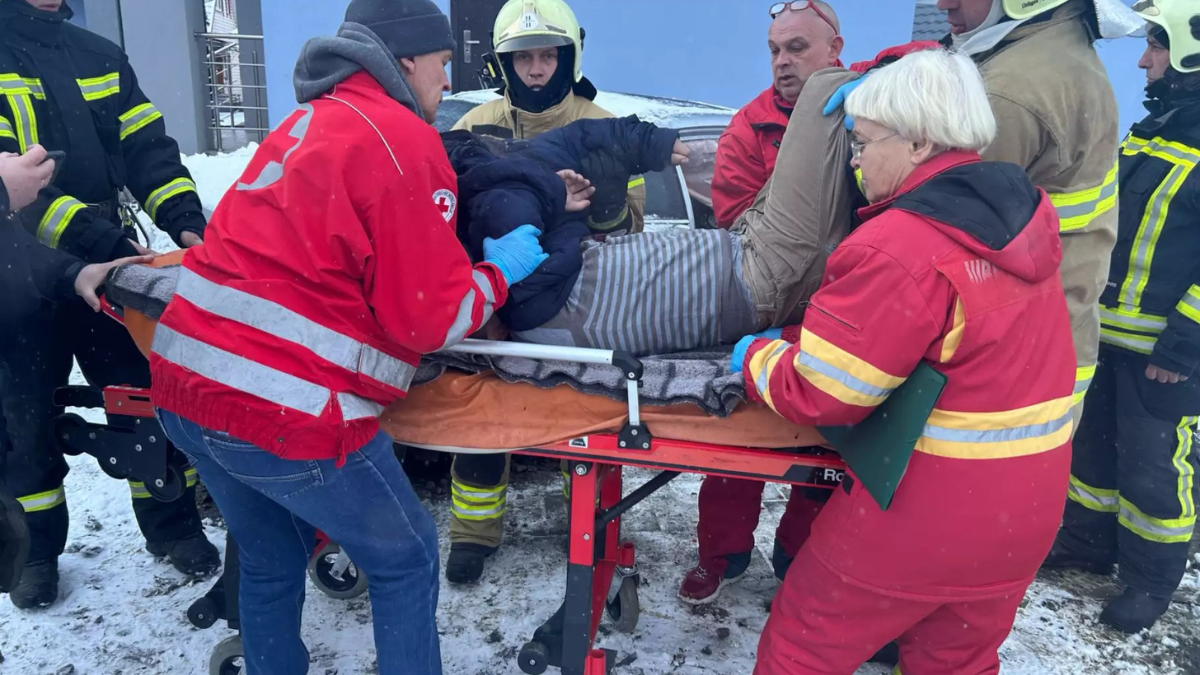 У Делятині легковик наїхав на огорожу 1