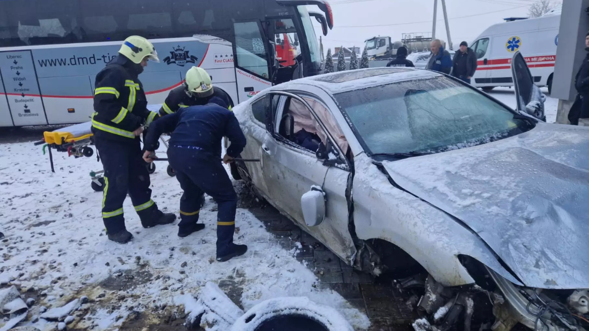 У Делятині легковик наїхав на огорожу 2