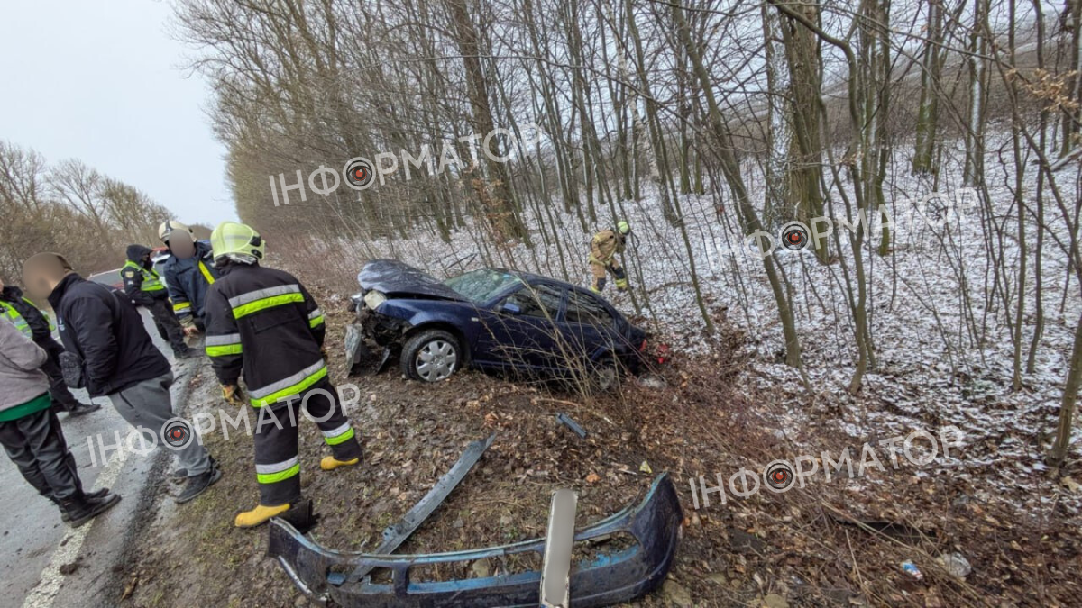 Аварія під Коломиєю: авто злетіло в кювет 3