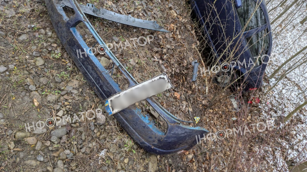 Аварія під Коломиєю: авто злетіло в кювет 2