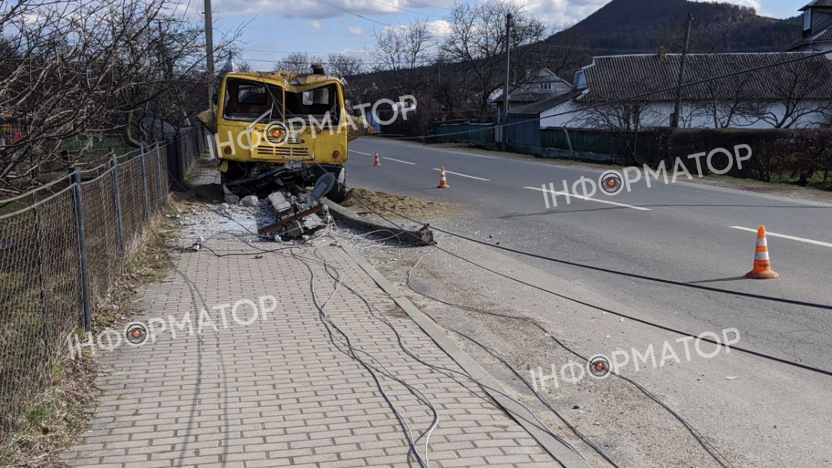 На Косівщині водій вантажівки в'їхав в електроопору