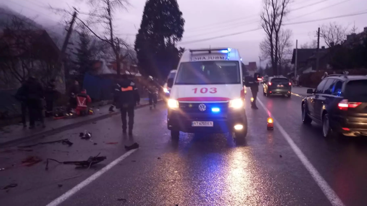 Смертельне ДТП: у Яремче легковик врізався в електроопору 1