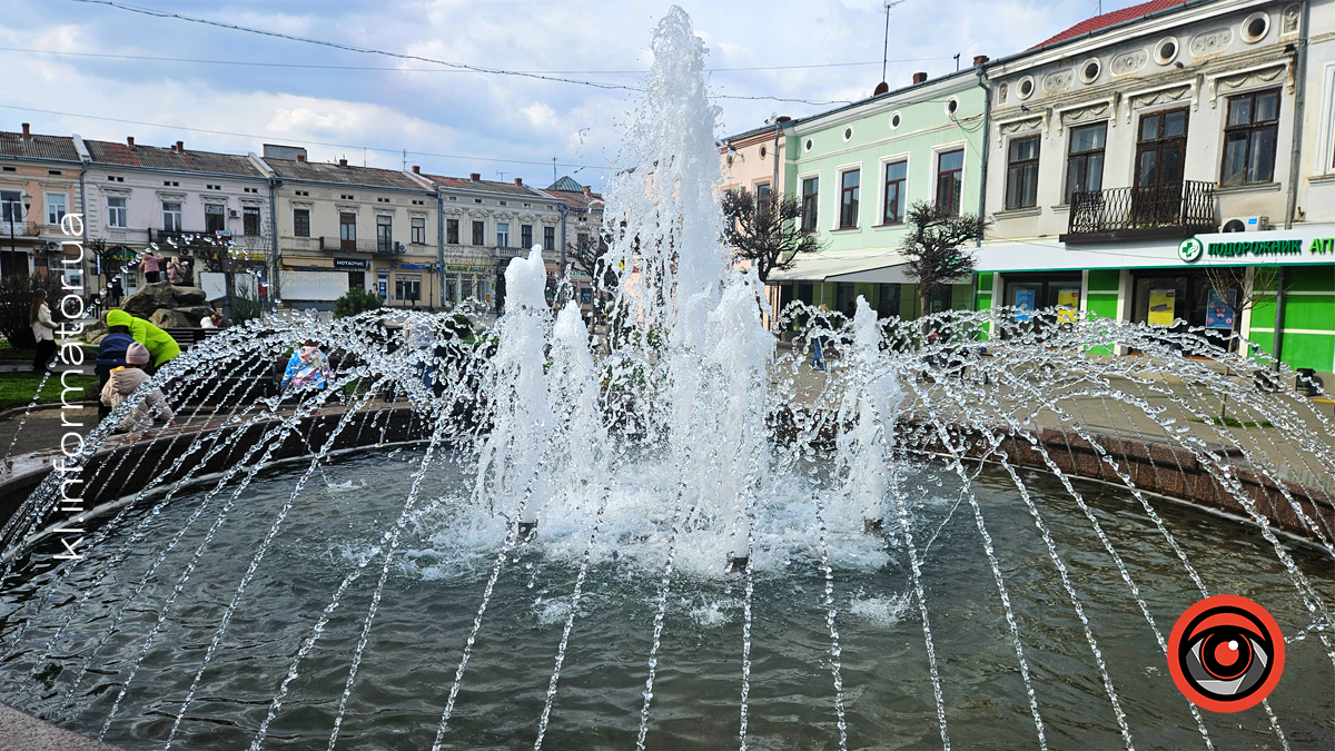 У Коломиї після зимової паузи запрацювали фонтани перед Писанкою 8