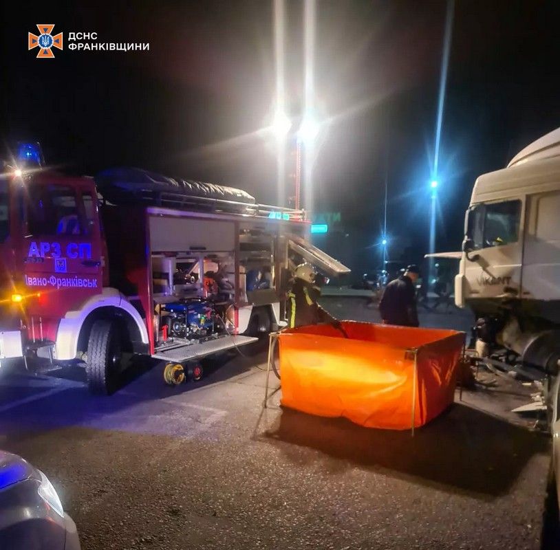 Моторошна ДТП на Прикарпатті: легковик залетів під вантажівку 2