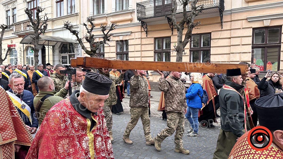 У Коломиї відбулась Хресна дорога по місту 17