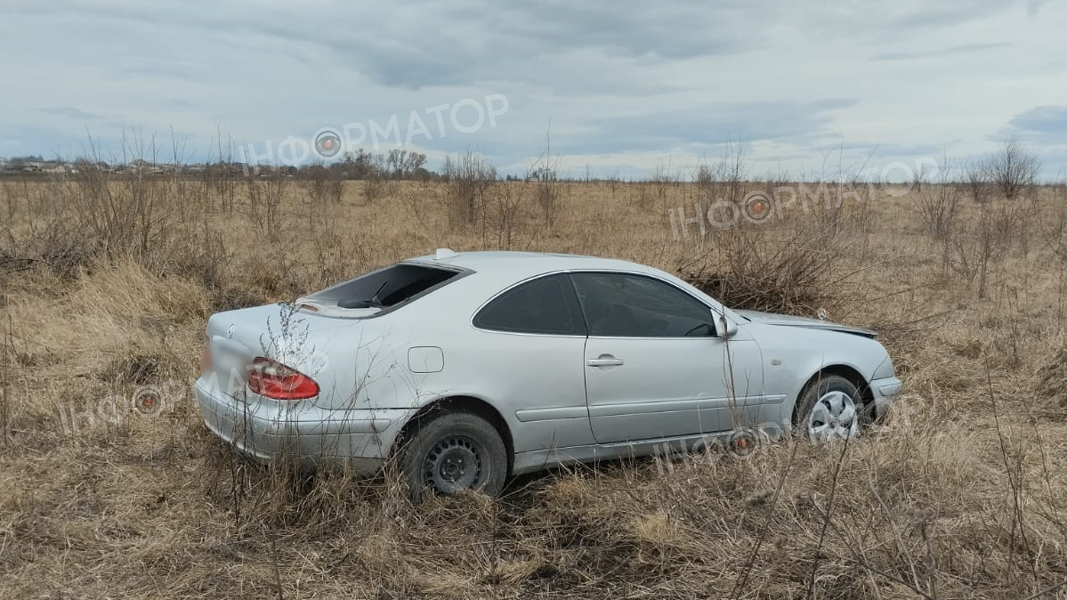 Mercedes злетів з дороги на Коломийщині 1