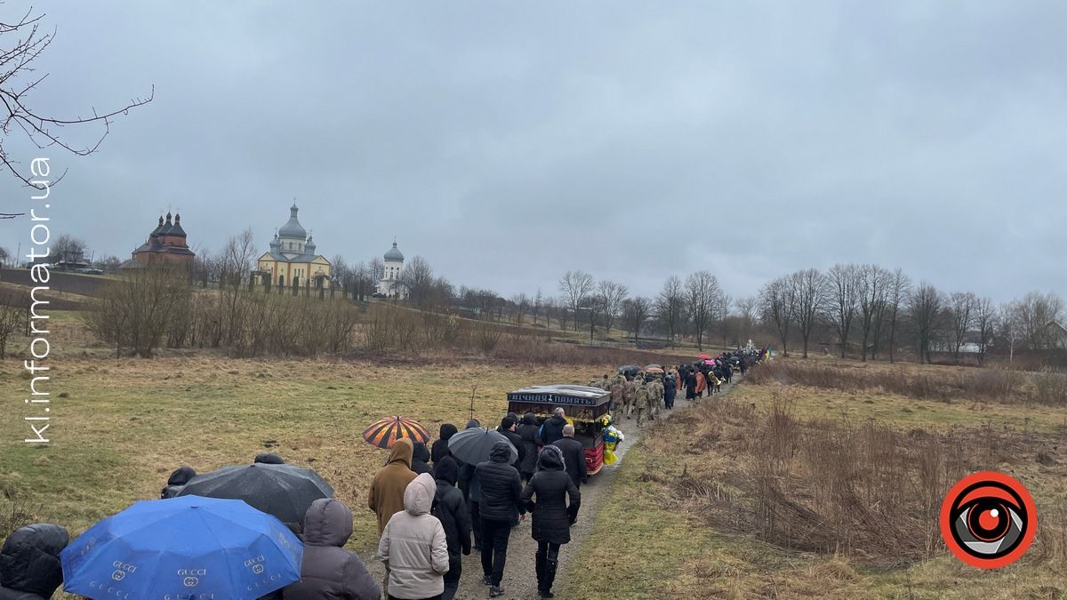 Сильно любив Україну: на Коломийщині попрощалися із Героєм Романом Костюком 14