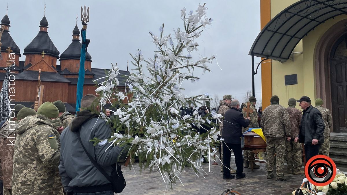 Сильно любив Україну: на Коломийщині попрощалися із Героєм Романом Костюком 15