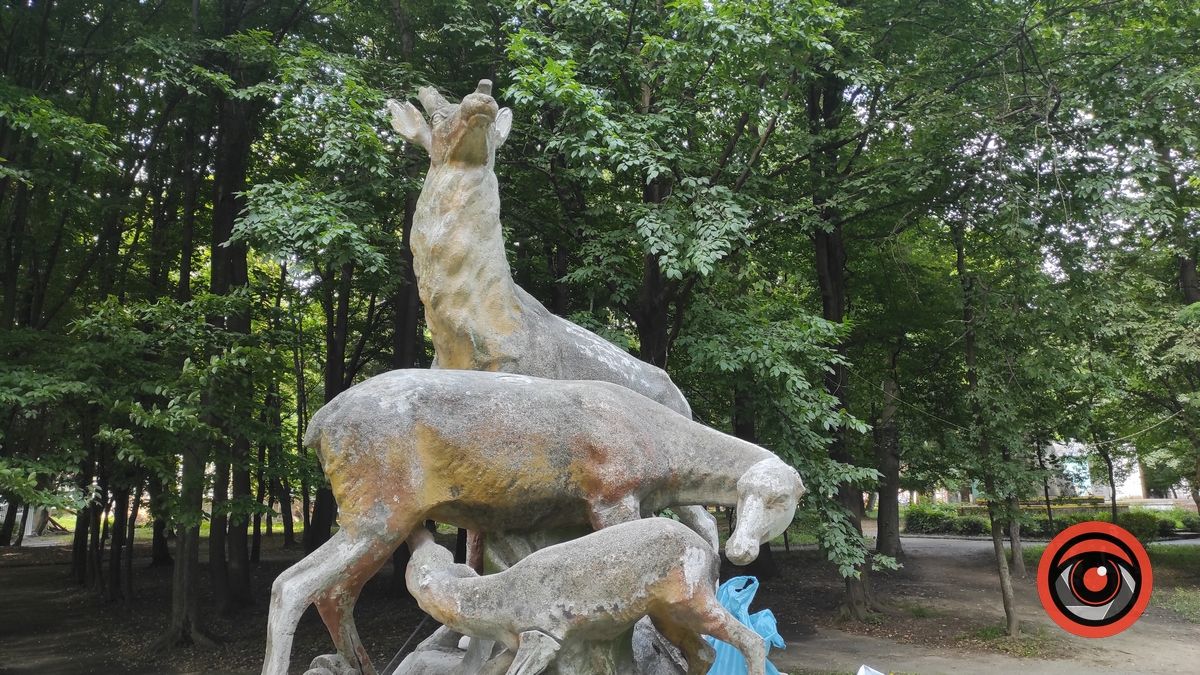 Довершено: світла зміна до композиції сім'ї оленів у коломийському парку 4