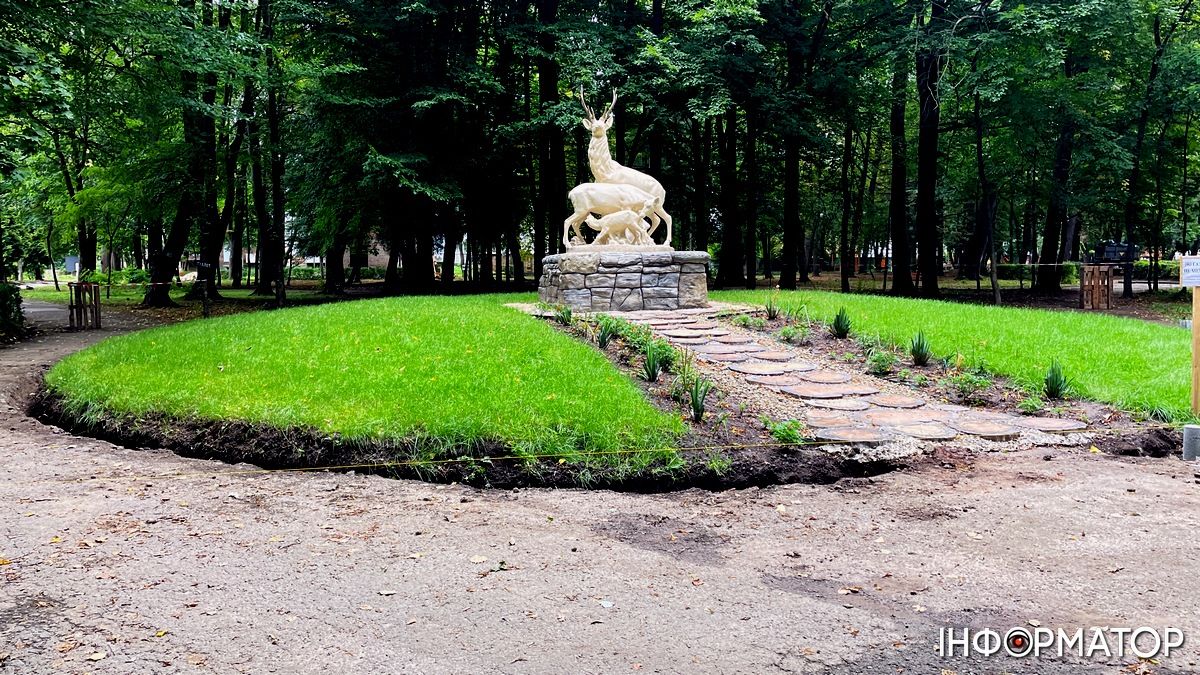 Довершено: світла зміна до композиції сім'ї оленів у коломийському парку 5