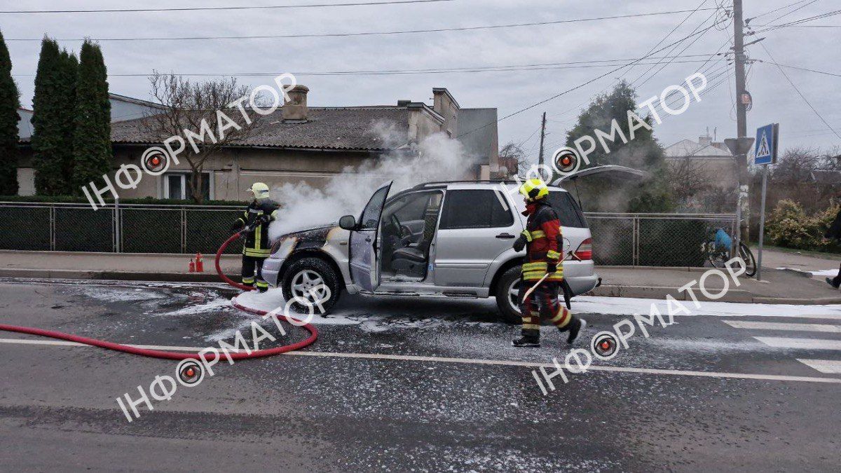На одній з вулиць Коломиї палало авто. ВІДЕО 3