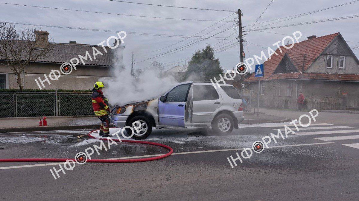 На одній з вулиць Коломиї палало авто. ВІДЕО 4