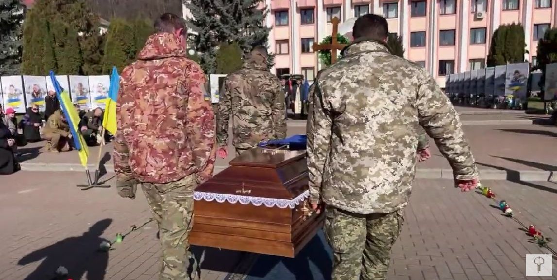 У Косові віддали данину шани полеглому воїну Василю Дідківському 2