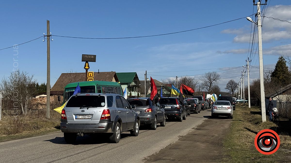 У П'ядиках зустріли скорботний кортеж з тілом молодого захисника Романа Костюка 11