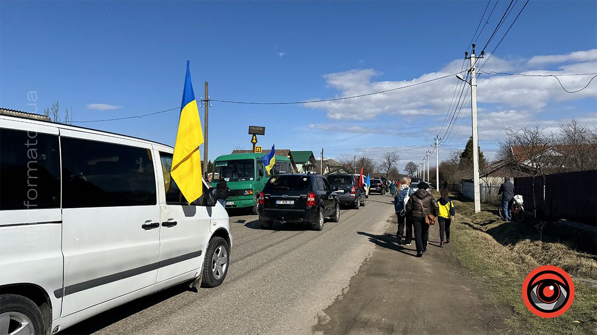 У П'ядиках зустріли скорботний кортеж з тілом молодого захисника Романа Костюка 12
