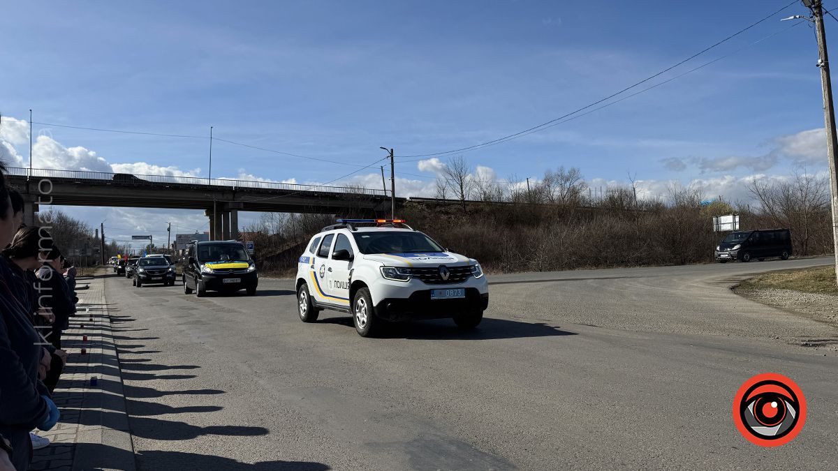 У П'ядиках зустріли скорботний кортеж з тілом молодого захисника Романа Костюка 3