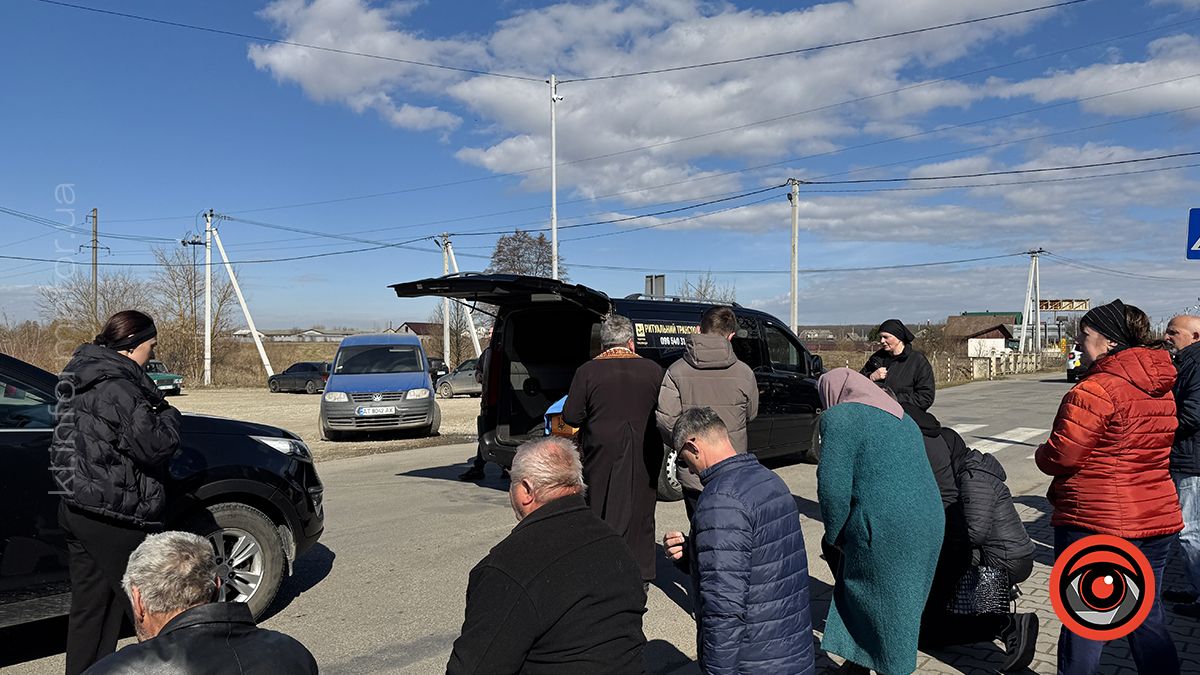 У П'ядиках зустріли скорботний кортеж з тілом молодого захисника Романа Костюка 5