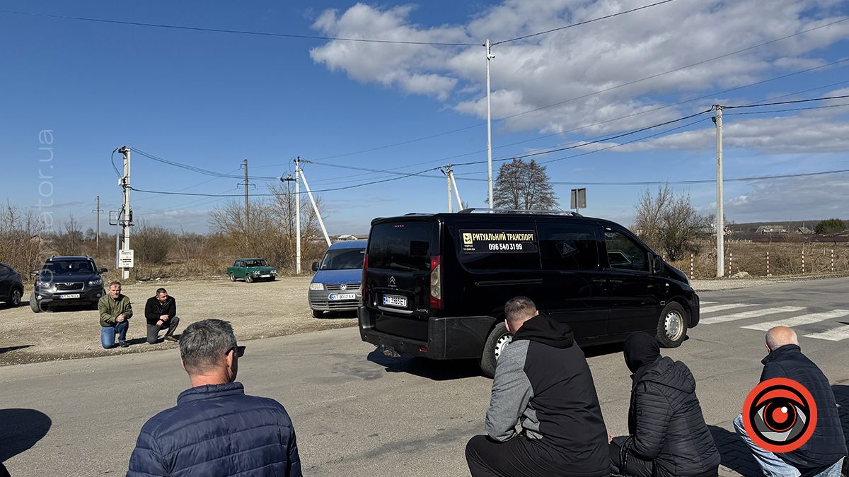 У П'ядиках зустріли скорботний кортеж з тілом молодого захисника Романа Костюка 4