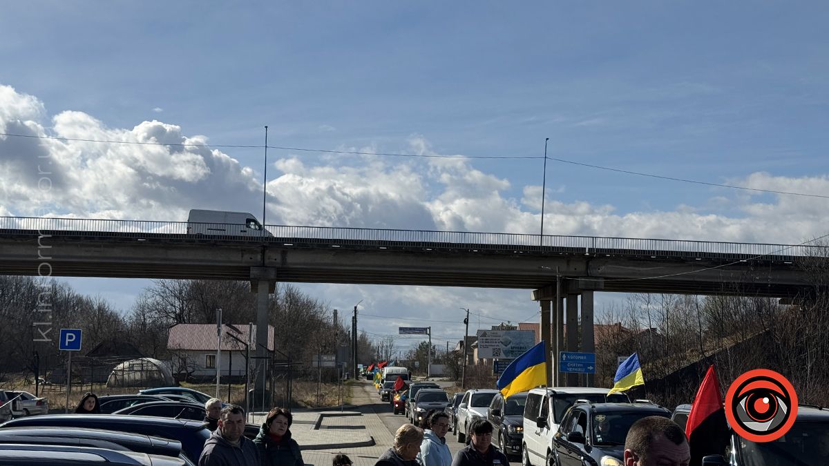 У П'ядиках зустріли скорботний кортеж з тілом молодого захисника Романа Костюка 8