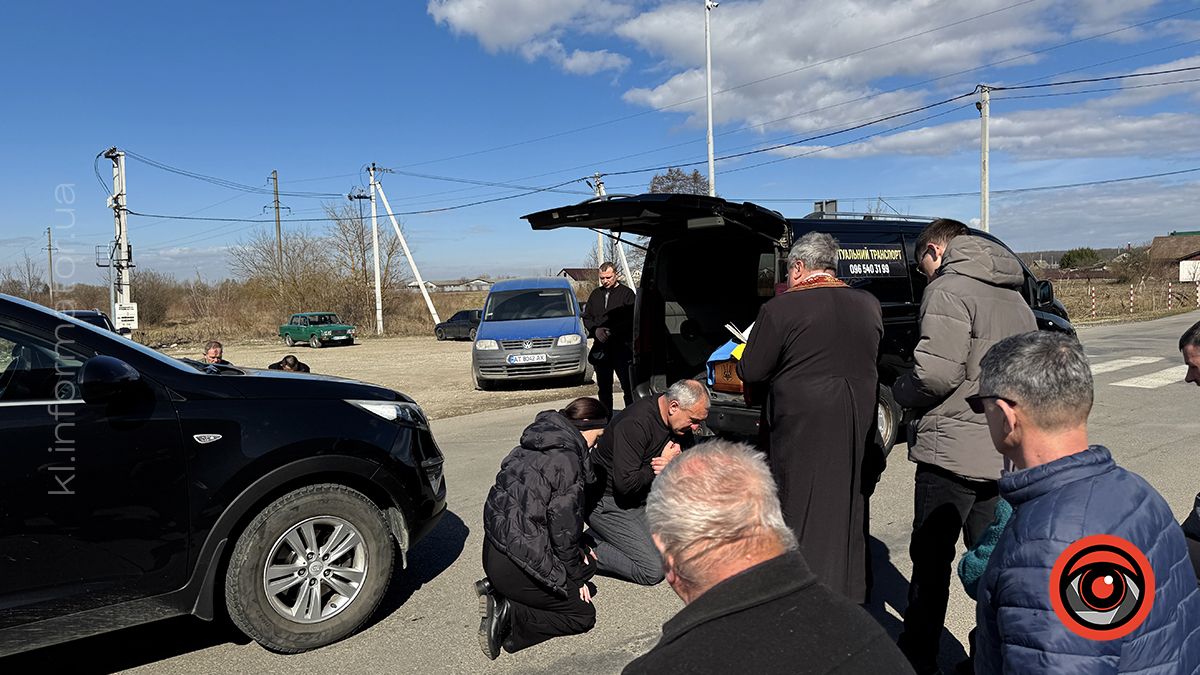 У П'ядиках зустріли скорботний кортеж з тілом молодого захисника Романа Костюка 6