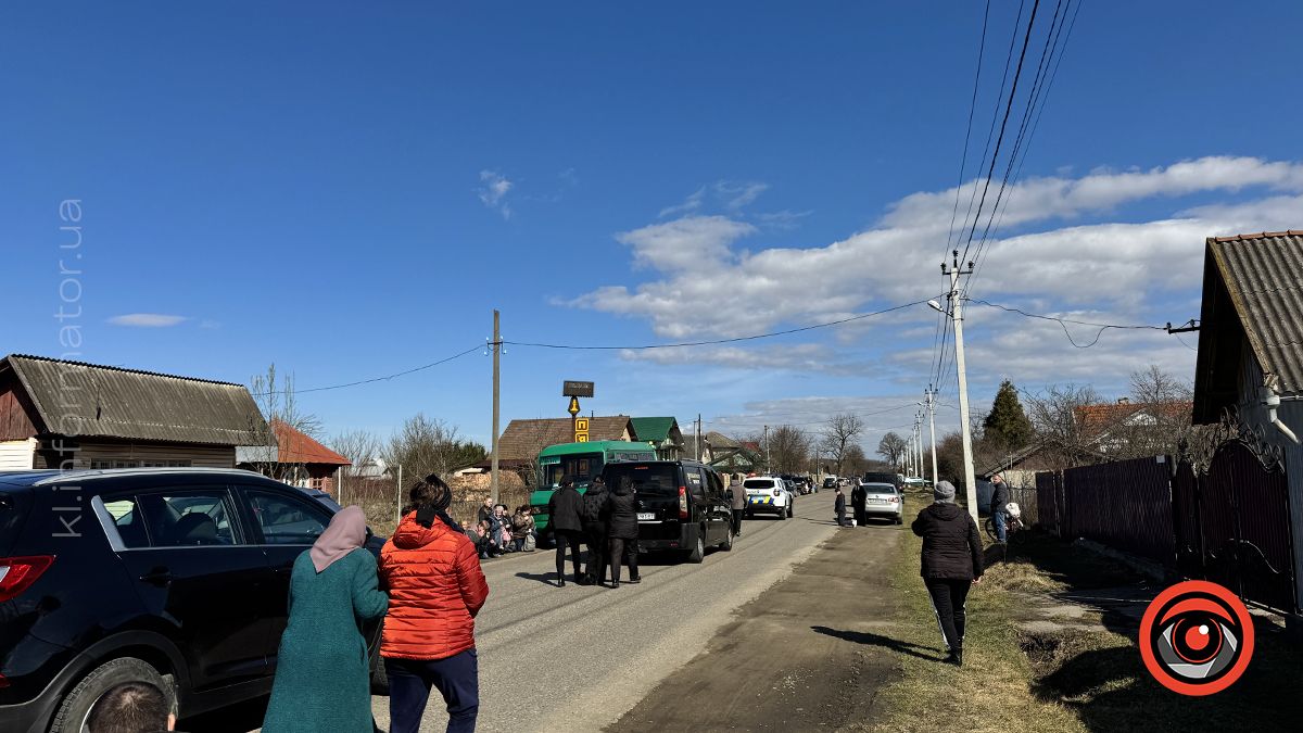У П'ядиках зустріли скорботний кортеж з тілом молодого захисника Романа Костюка 7