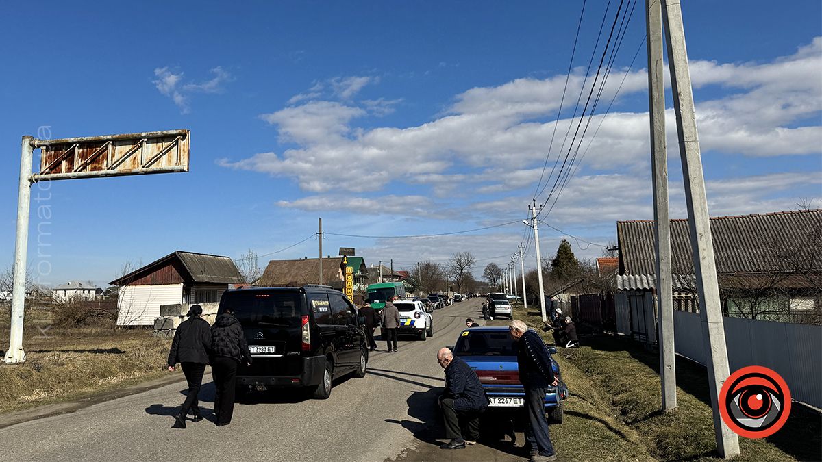 У П'ядиках зустріли скорботний кортеж з тілом молодого захисника Романа Костюка 9