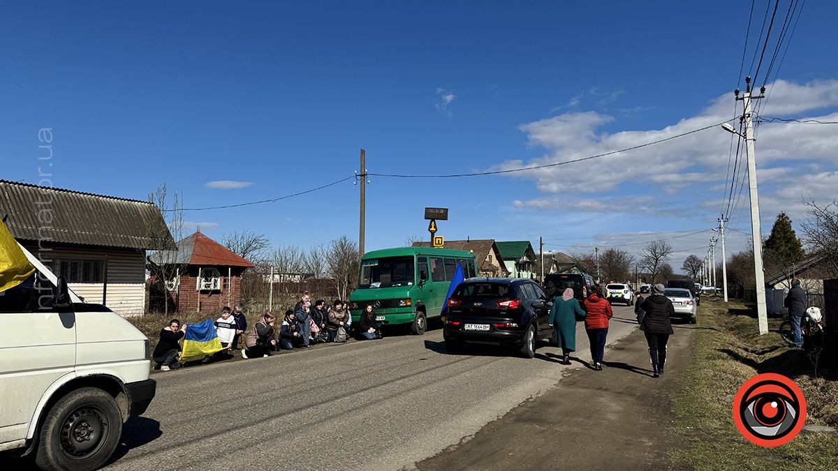 У П'ядиках зустріли скорботний кортеж з тілом молодого захисника Романа Костюка 10