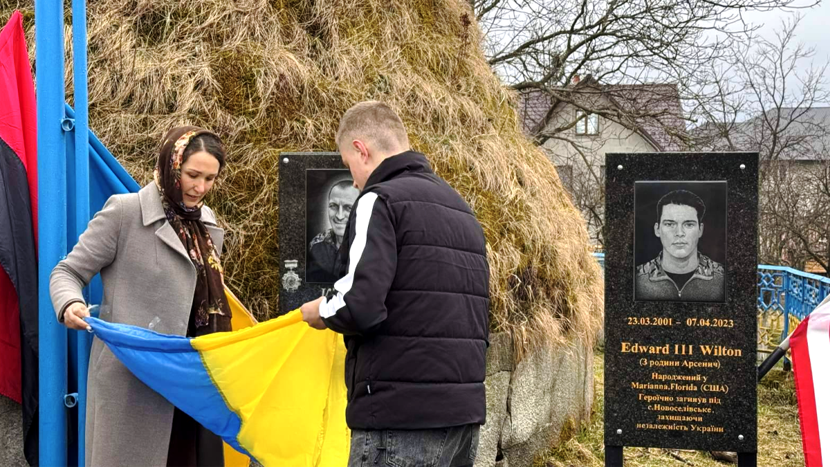У Космачі відкрили меморіальну дошку в пам'ять про захисника Ігоря Кіцелюка
