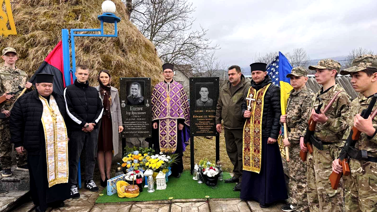 У Космачі відкрили меморіальну дошку в пам'ять про захисника Ігоря Кіцелюка 1