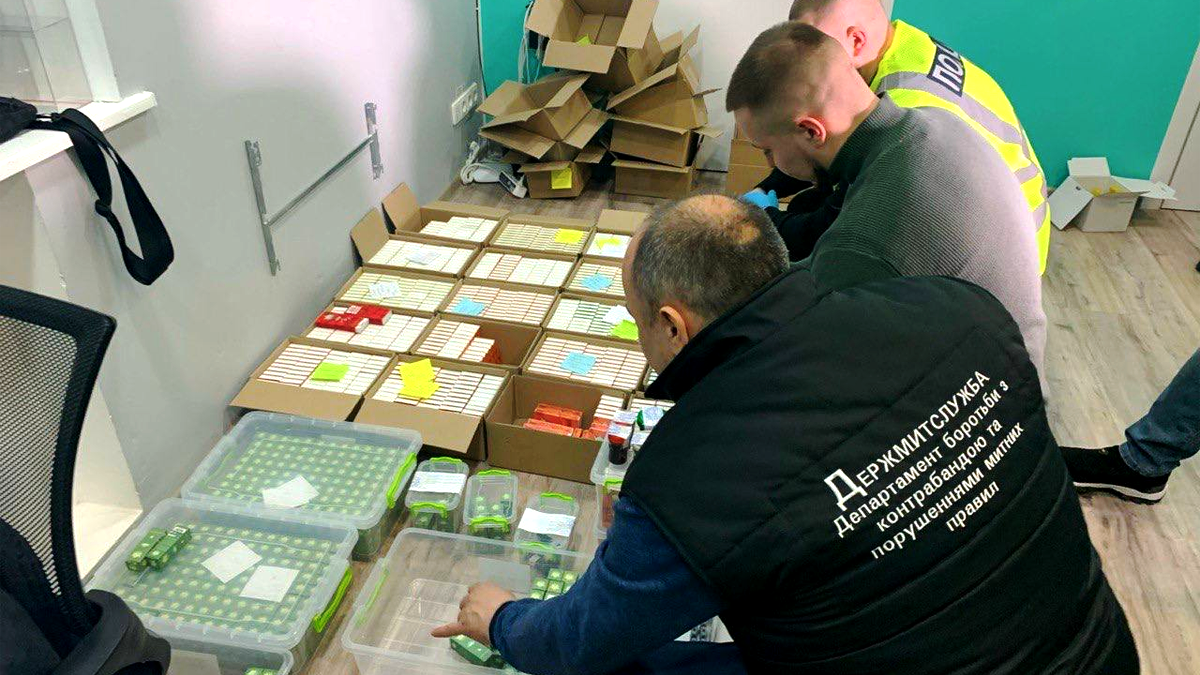 На Прикарпатті провели обшуки через масштабну контрабанду і виготовлення наркотичних речовин