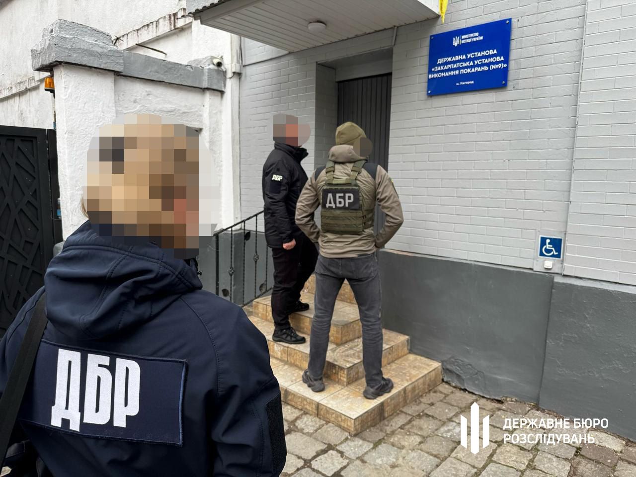 ДБР викрило незаконний канал перевезень за кордон, який організував працівник виправної колонії 4