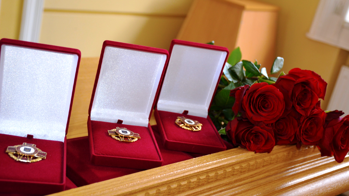 У Надвірній вручили відзнаки «За мужність та доблесть» добровольцям та родинам добровольців 1