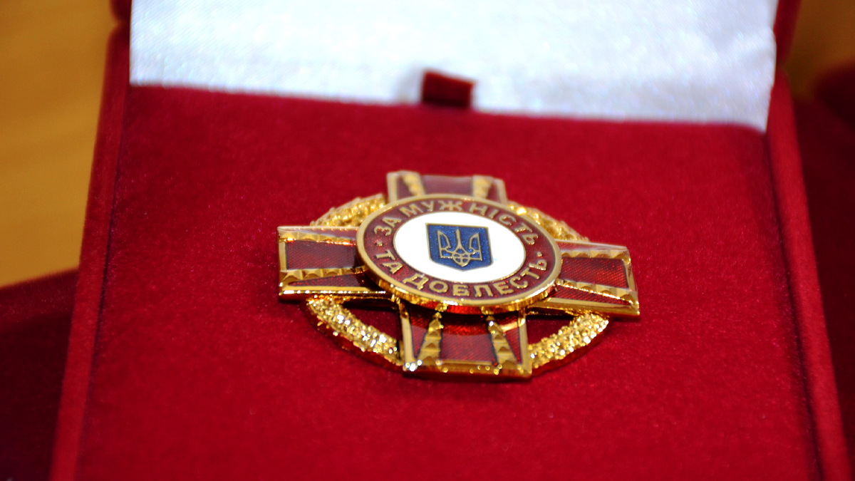 У Надвірній вручили відзнаки «За мужність та доблесть» добровольцям та родинам добровольців