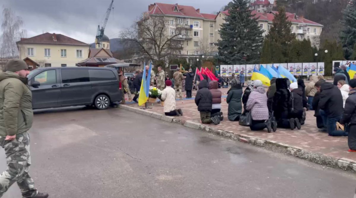Косівщина на колінах зустріла полеглого Героя Михайла Прощука 1