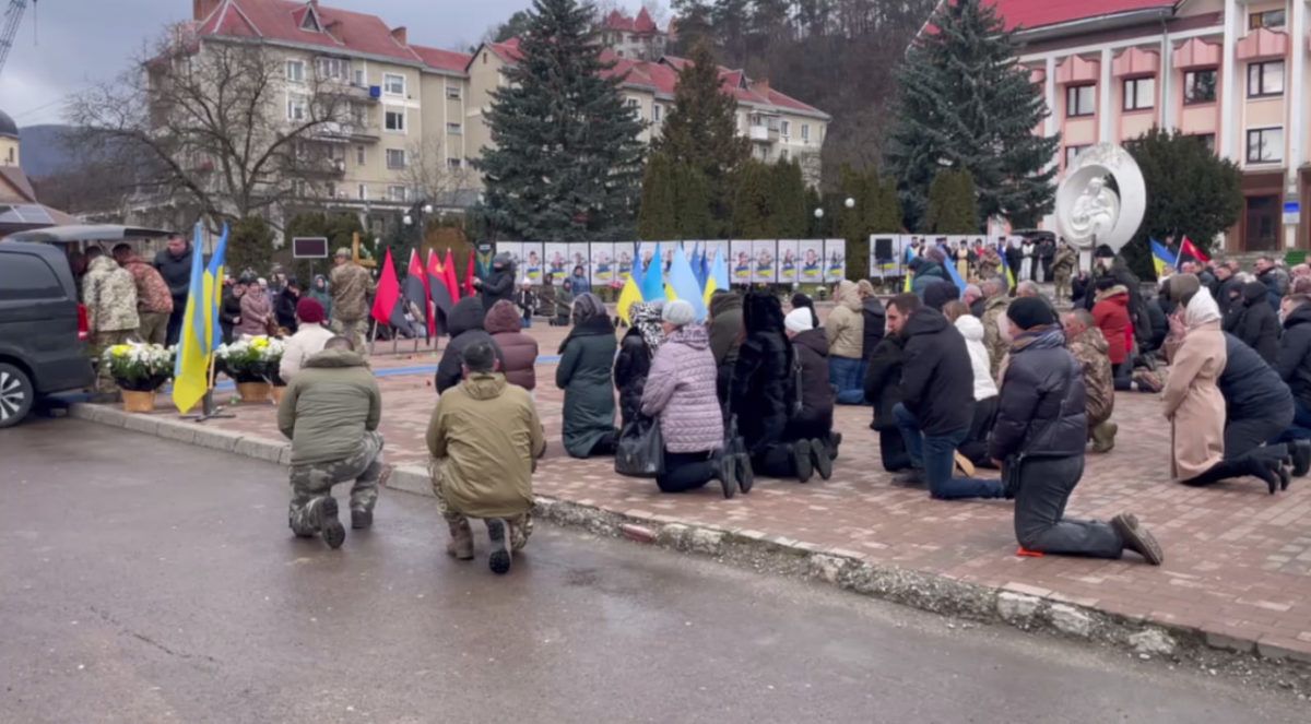 Косівщина на колінах зустріла полеглого Героя Михайла Прощука 2