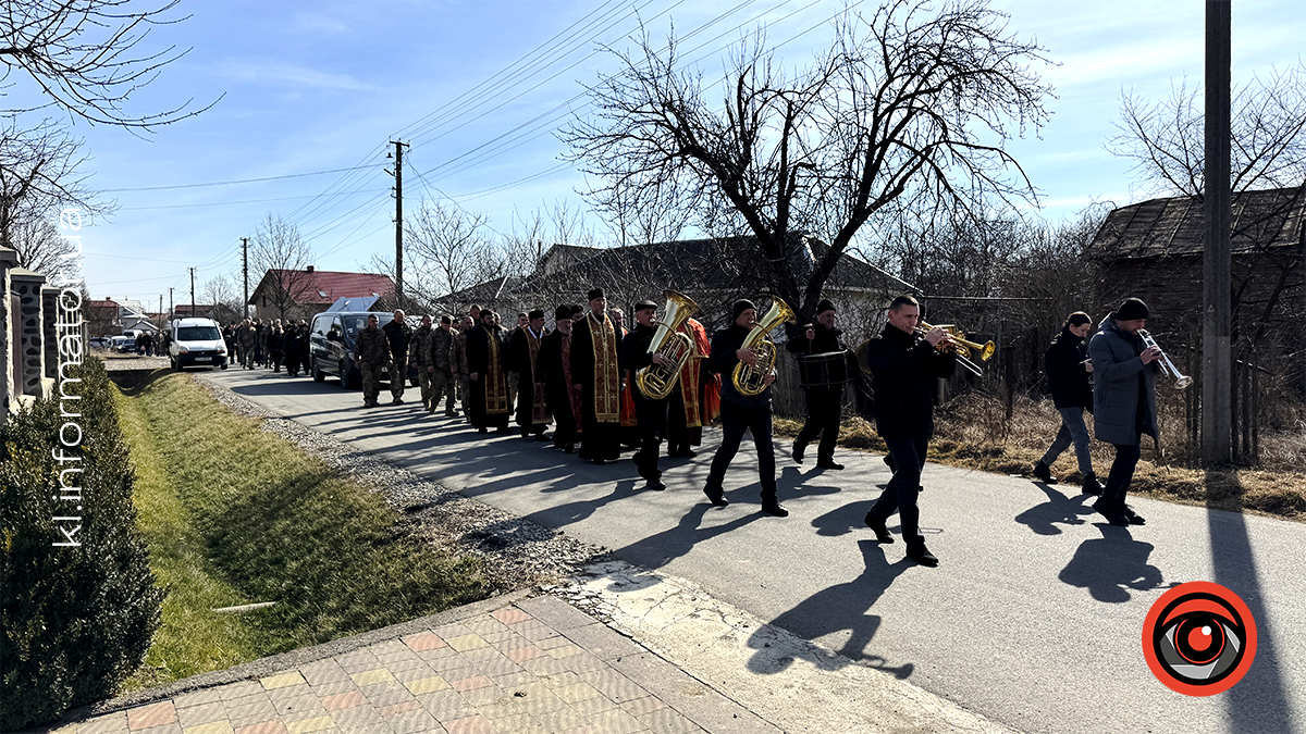 У Воскресінцях на вічний спочинок провели захисника Романа Качелюка 16