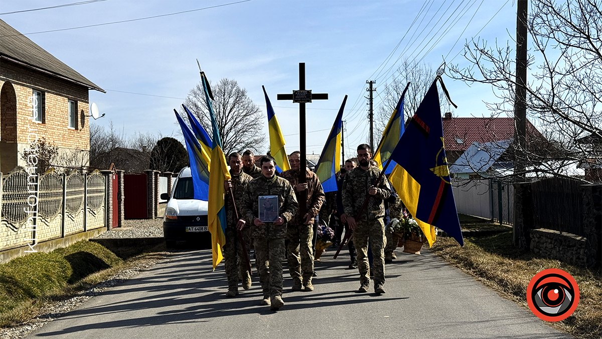 У Воскресінцях на вічний спочинок провели захисника Романа Качелюка 15